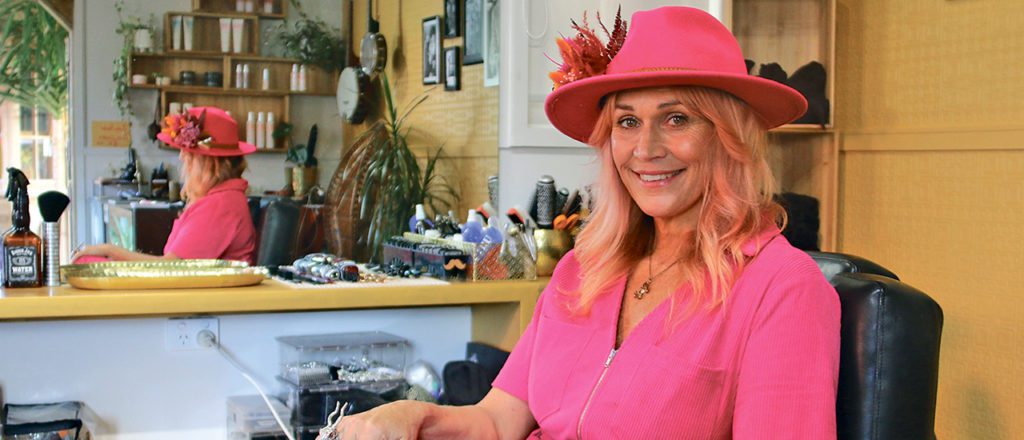 16 1 23 Bus Lady Barber2 1024x440